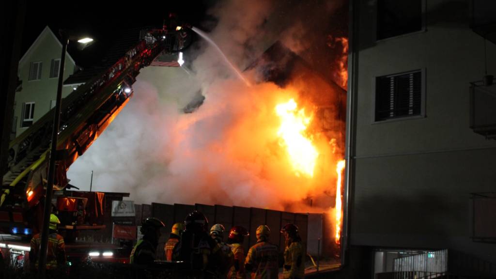 Die Feuerwehr traf ein Mehrfamilienhaus im Vollbrand an.