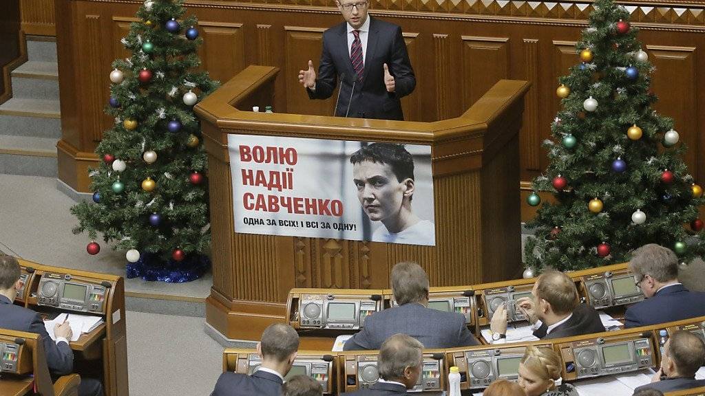 Regierungschef  Arseni Jazenjuk spricht an Heiligabend zum ukrainischen Parlament: Die Abgeordneten stimmten dem Budget für das kommende Jahr zu. Damit dürfte der IWF die nächste Kredittranche auszahlen.