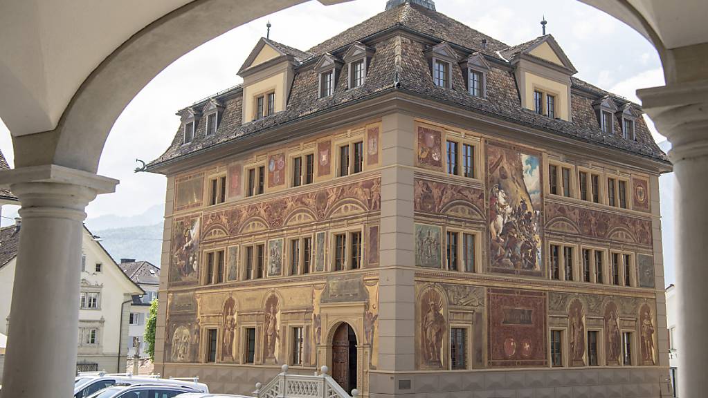 Der Kantonsrat wird im Mai im Rathaus von Schwyz über die künftige Entlöhnung der Magistratspersonen entscheiden. (Archivaufnahme)