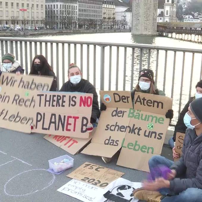 Klimajugend fordert mit Sitzstreik «Netto-Null bis 2030»