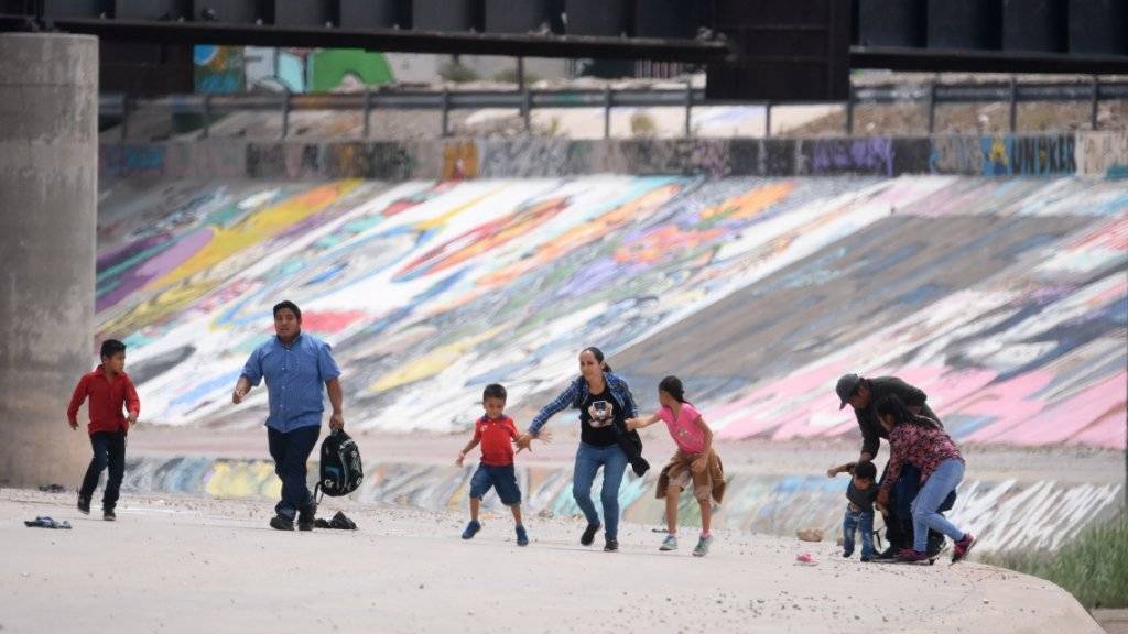 Sie kletterten über einen Zaun: Migranten aus Zentralamerika beim illegalen Grenzübertritt in die USA in der Nähe von El Paso im Bundesstaat Texas.