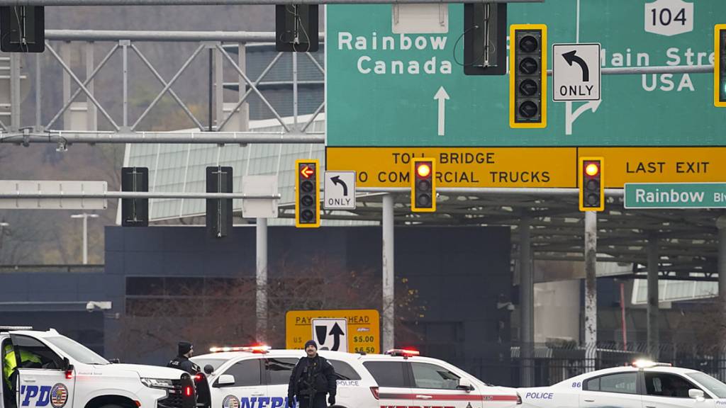 dpatopbilder - Polizisten sperren den Eingang zur Rainbow Bridge unweit des Grenzübergangs zwischen den USA und Kanada. Foto: Derek Gee/The Buffalo News via AP/dpa - ACHTUNG: Nur zur redaktionellen Verwendung und nur mit vollständiger Nennung des vorstehenden Credits