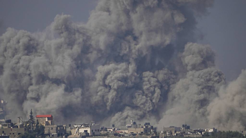 dpatopbilder - Rauch steigt nach einem israelischen Luftangriff im Gazastreifen auf. Foto: Ariel Schalit/AP/dpa