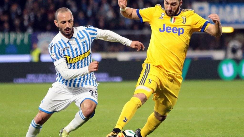 Für Juventus und Gonzalo Higuain (rechts) endete in Ferrara die Serie von zwölf Siegen in Folge.