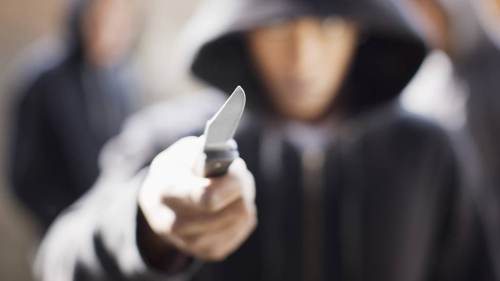 Mann (22) wird in Zürich Oerlikon durch Stichwaffe verletzt und muss ins Spital