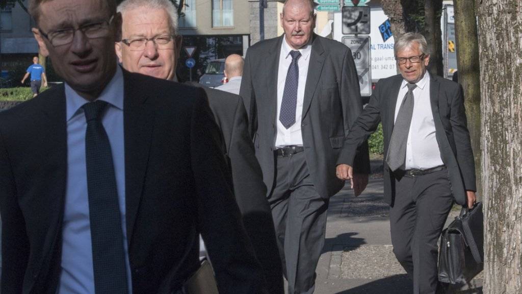 Der Kommandant der Luzerner Polizei Adi Achermann, links, und der Kripochef Daniel Bussmann, 3. von links, am 19. Juni vor dem Prozess vor dem Bezirksgericht Kriens. Nun wurden sie freigesprochen. (Archivbild)
