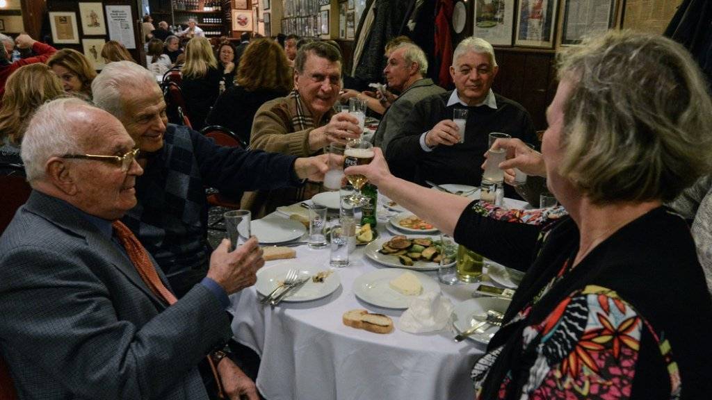 Gäste in einem türkischen Restaurant prosten sich mit Raki und Bier zu. (Symbolbild)