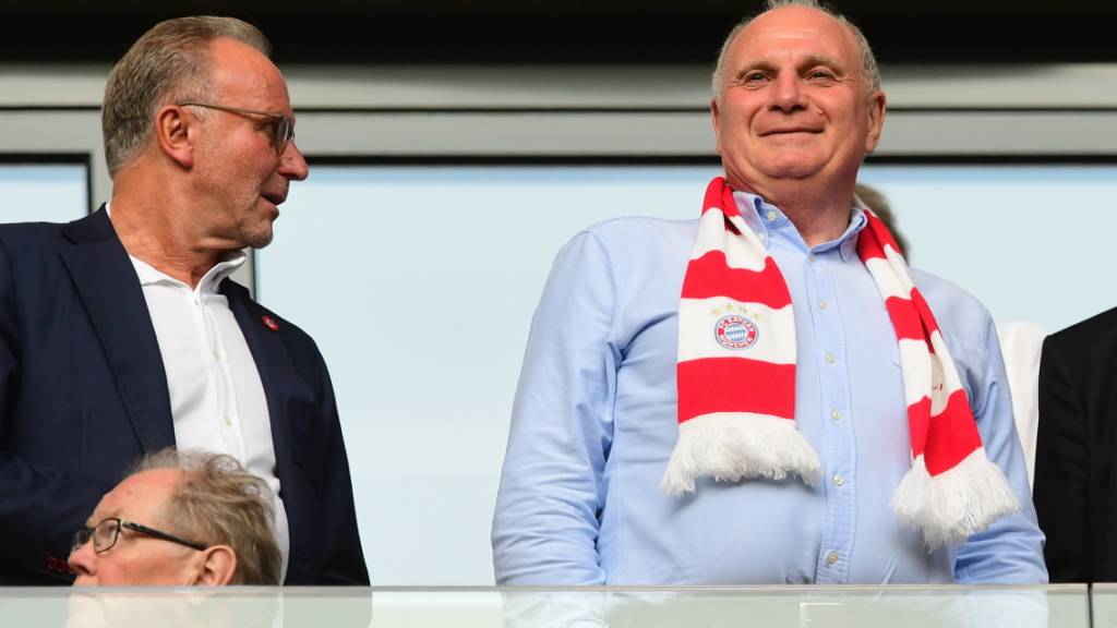 Nicht zufrieden: Der Bayern-Präsident Uli Hoeness (re., mit CEO Karl-Heinz Rummenigge) polterte am Mittwochabend wortgewaltig gegen den DFB, Bundestrainer Joachim Löw und den Spielkalender der FIFA