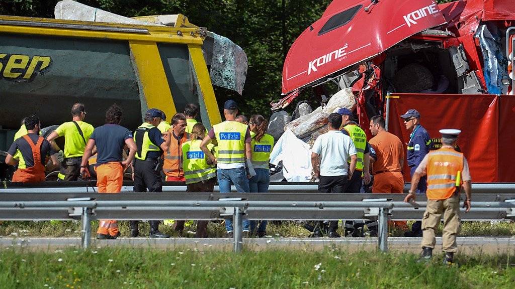 Im Auto, das zwischen den beiden Lastwagen eingeklemmt wurde, verlor eine deutsche Familie mit zwei Mädchen im Alter von 8 und 12 Jahren das Leben.