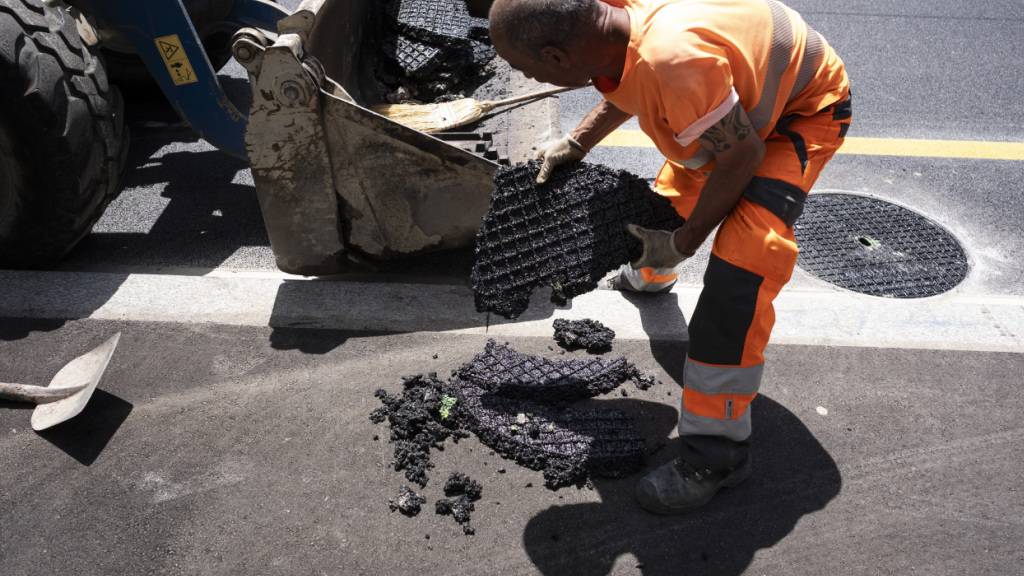 Im Kanton St. Gallen werden Strassenbeläge ausprobiert, die den Fahrzeuglärm reduzieren könnten. (Archivbild)