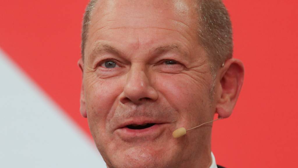 Olaf Scholz, Finanzminister und SPD-Kanzlerkandidat, spricht während der SPD-Wahlparty im Willy-Brandt-Haus. Laut einer Wahlanalyse der Forschungsgruppe Wahlen habe die SPD unter anderem von dem einzigen Kandidaten profitiert, dem die Wähler «Kanzlerqualitäten» zuschreiben würden. Foto: Wolfgang Kumm/dpa