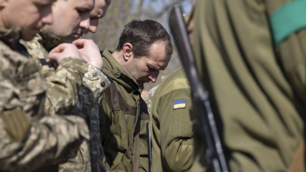 Ukrainische Soldaten besuchen einen orthodoxen Gottesdienst während der Osterfeierlichkeiten in der Frontstellung der 128. Brigade der ukrainischen Armee. Foto: Andriy Dubchak/AP/dpa