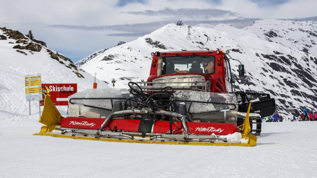 Mit einem Pistenbully sollen Splügener Gäste ins benachbarte Skigebiet Madesimo transportiert werden