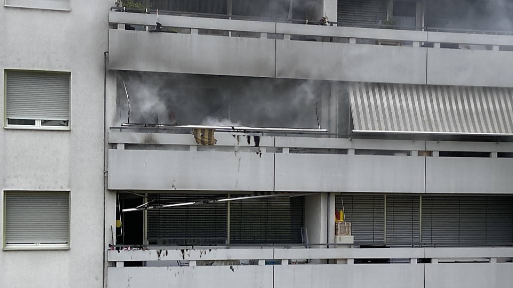 Ein Gasgrill hat auf einem Balkon in Rheinfelden AG Feuer gefangen.