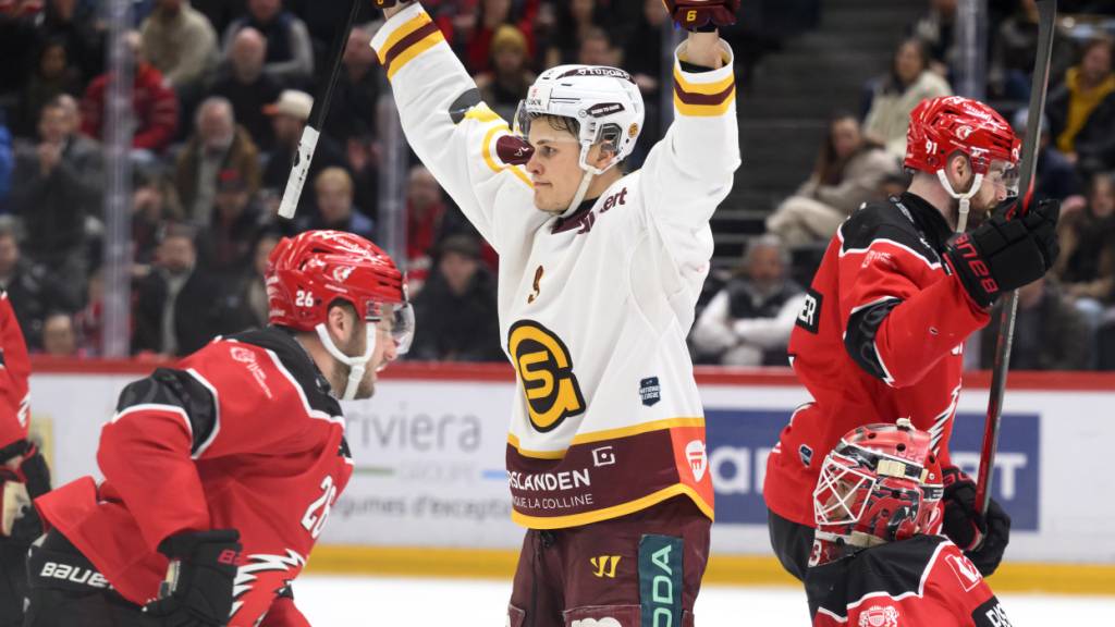 Jesse Puljujärvi (in weiss) jubelt. Mit zwei Goals verhilft er seinem Genève-Servette HC nach einem 0:3-Rückstand zur Belle am Donnerstag in Genf