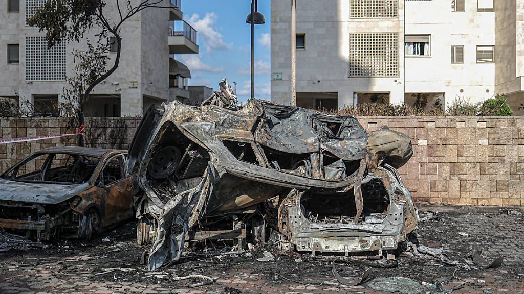 Ein Blick auf die Schäden eines Raketenangriffs aus Gaza. Foto: Ilia Yefimovich/dpa