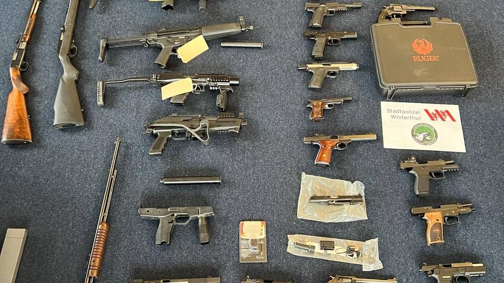 Illegale Messer, Knarren und Sprengkapseln: Polizei findet Waffenlager in Keller