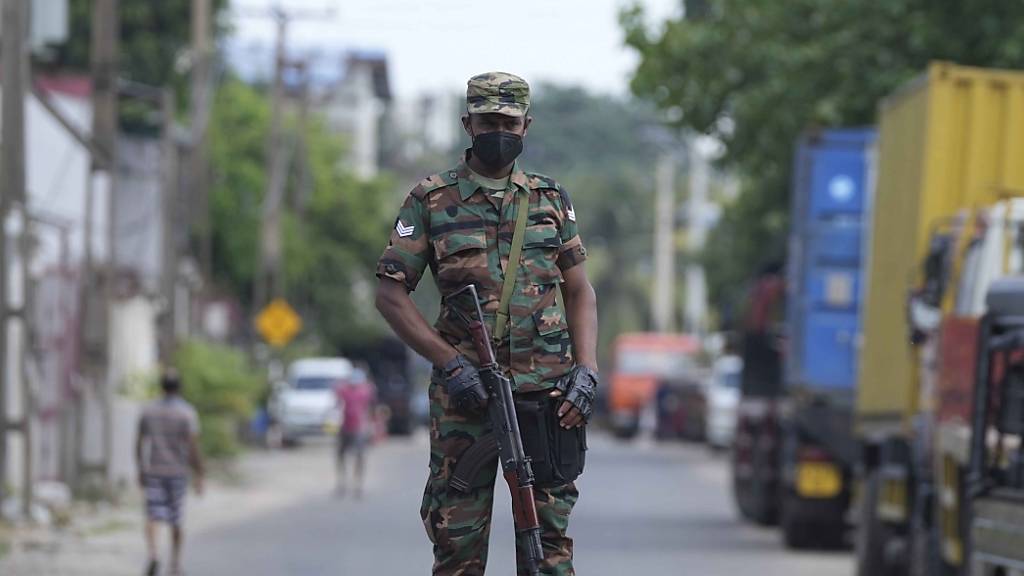 Am Samstag hatte Präsident Rajapaksa nach Gewalt bei Protesten vor seinem Haus den nationalen Notstand ausgerufen.