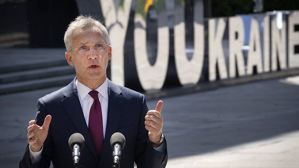 ARCHIV - Jens Stoltenberg: «Natürlich muss die Ukraine in der Lage sein, zurückzuschlagen und sich zu verteidigen.» Foto: Efrem Lukatsky/AP/dpa