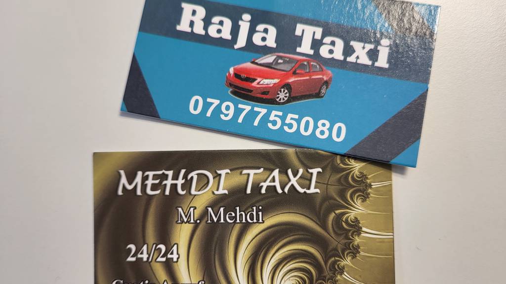 Solche Visitenkarten erhielt die BärnToday-Redaktion von selbstständigen Taxifahrern.