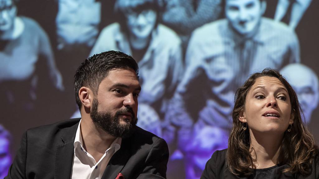 Das SP-Präsidium mit Mattea Meyer (links) und Cédric Wermuth hat bei der Delegiertenversammlung in Biel die Schlussphase des Wahlkampfes eröffnet.