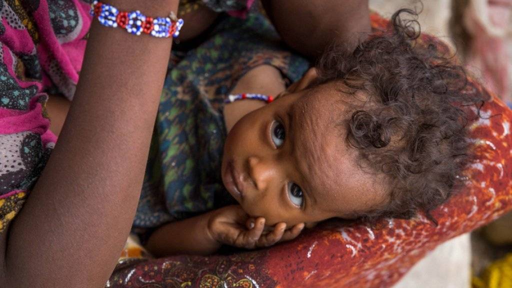 Ein unterernährtes Baby auf dem Schoss seiner Mutter in der äthiopischen Afar-Region. Alleine in Äthiopien sind mehrere Millionen Menschen von anhaltender Dürre betroffen (Archiv)