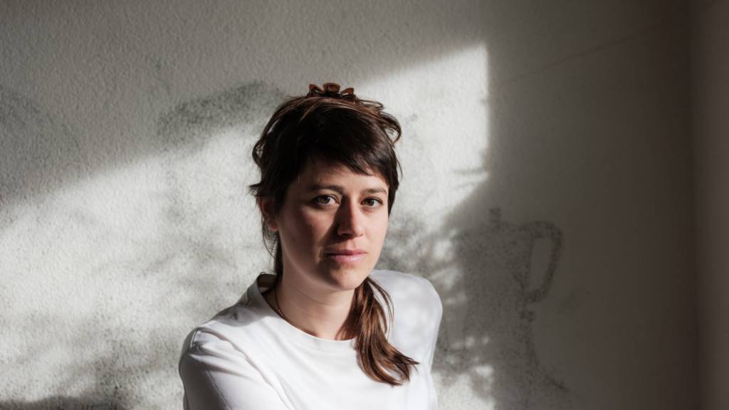 Sarah Elena Mueller erzählt in «Unwucht» von einer Beziehung. Der vielschichtige Roman ist, wie es der Titel ankündigt, eine Auseinandersetzung mit Gleichgewicht oder dem Aushalten von Ungleichgewicht - und der Deutungshoheit in Selbsterzählungen.