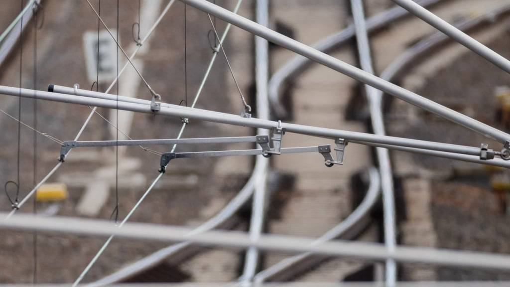 ARCHIV - Oberleitung und Schienen (Symbolbild). Foto: Christoph Soeder/dpa