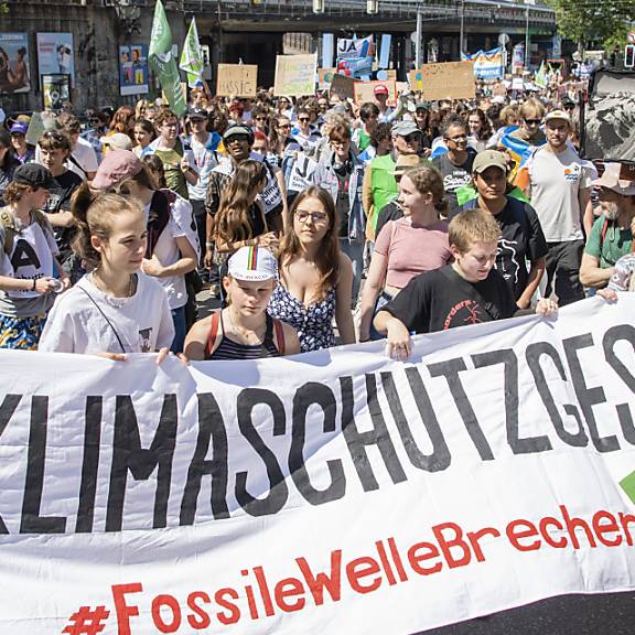 500 Personen demonstrieren für das Klimaschutzgesetz
