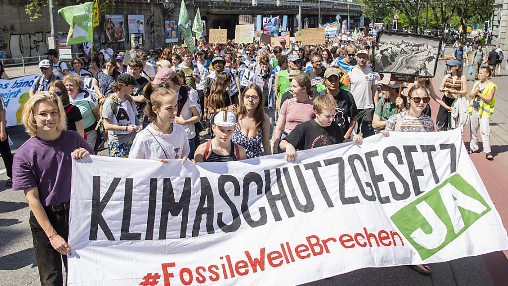 Mehrere hundert Personen demonstrierten am Samstagnachmittag in Bern für die Annahme des Klimaschutzgesetzes.