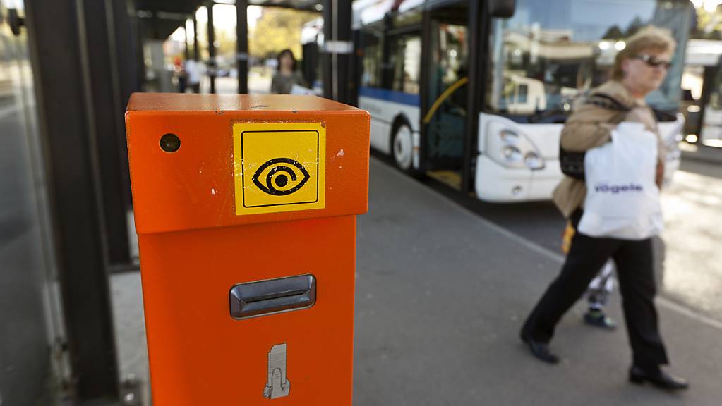 Ein Billettentwerter auf einem Busperron: Noch ist nicht endgültig entschieden, ob sie 2025 abgeschafft werden. (Archivaufnahme)
