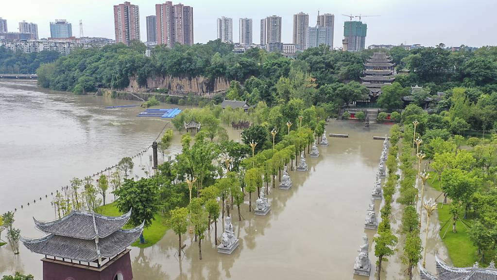 Die heftigen Regenfälle brachten Überschwemmungen in den Tongnan-Abschnitt des Fujiang-Flusses, wobei auch etwa 180 Hektar Nutzpflanzen zerstört wurden. Foto: Huang Wei/XinHua/dpa
