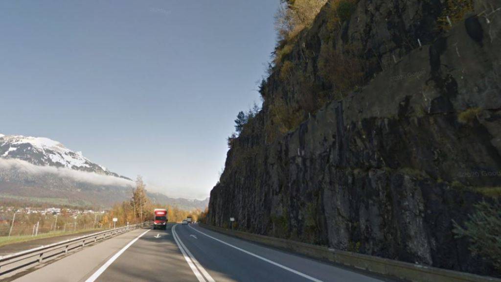 Die Felswand an der Autobahn A8 in Kägiswil OW wird neu gesichert.