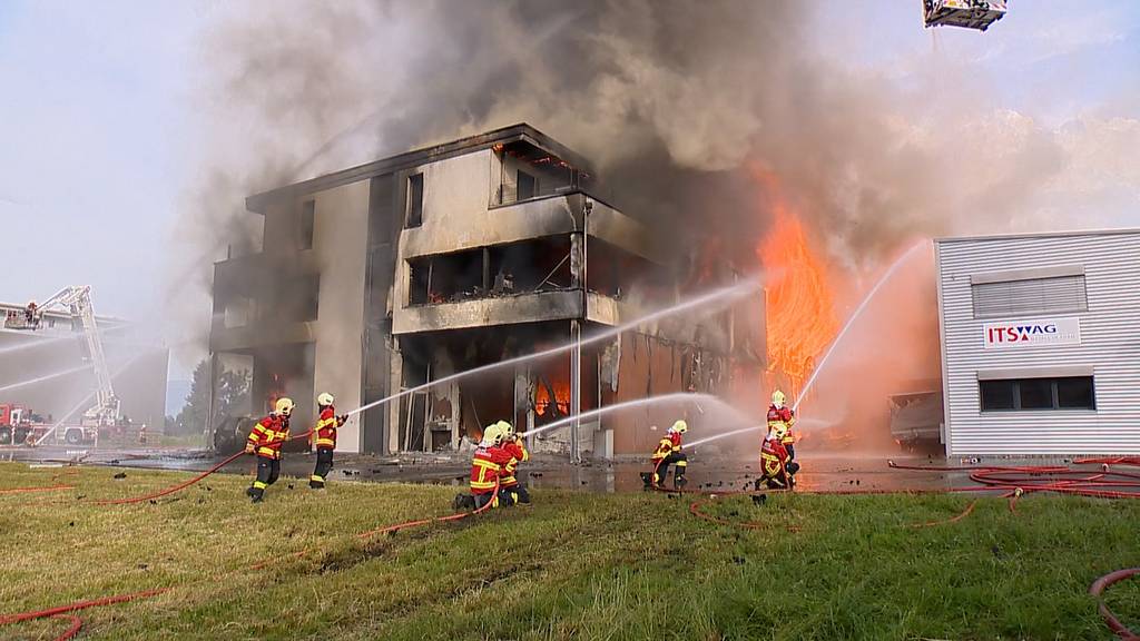 Grossbrand in Industriegebiet: Zwei Gebäude brennen in Rebstein komplett aus