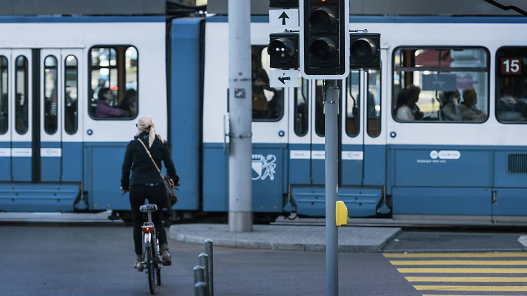 Zürcherinnen und Zürcher bewegen sich häufig mit dem ÖV fort