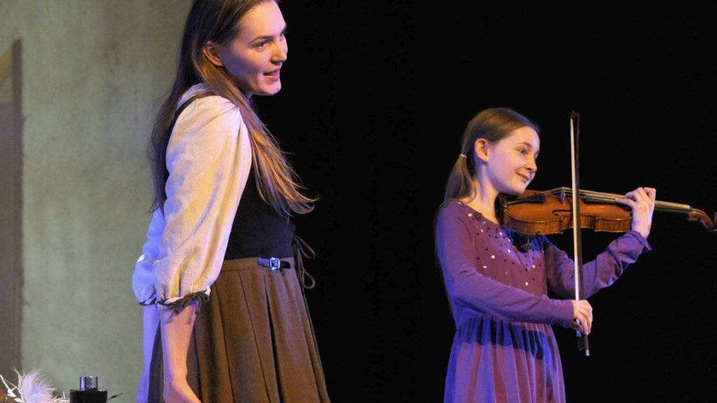 Komponistin Alma Deutscher (r) begleitet während einer Probe ihrer Oper «Cinderella» die Titelheldin  Theresa Krügl auf der Violine.