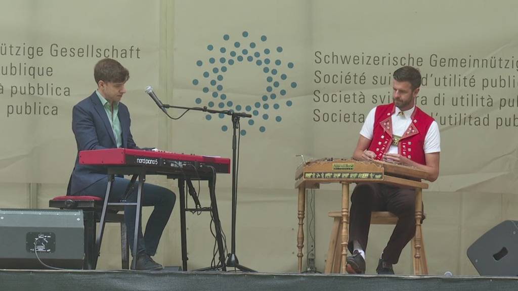 700 Menschen feiern auf dem Rütli die Vielfalt der Sprachen und Musik