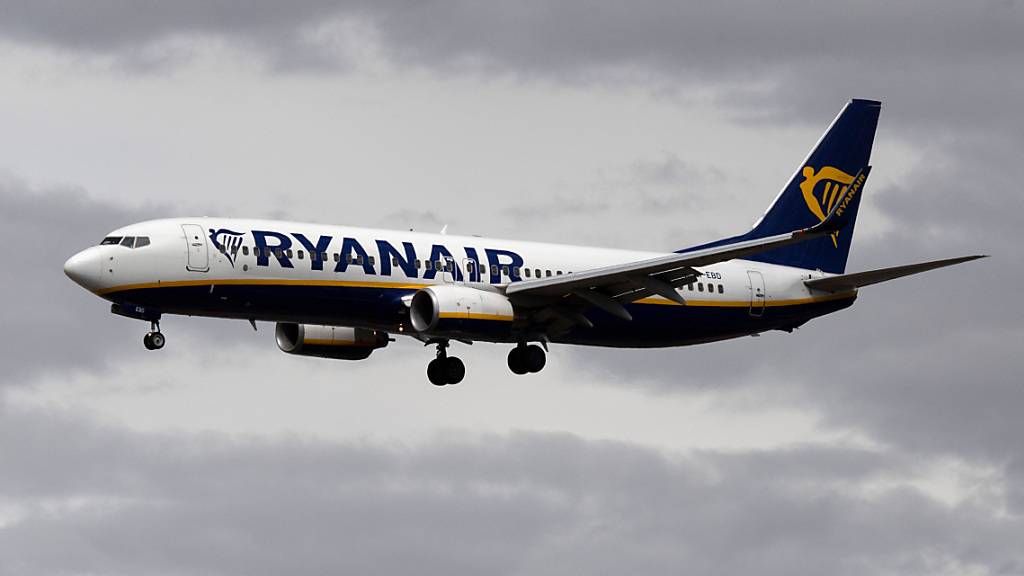 ARCHIV - Eine Passagiermaschine von Ryanair setzt vor dunklen Wolken zum Landeanflug an. (Symbolbild) Foto: Boris Roessler/dpa