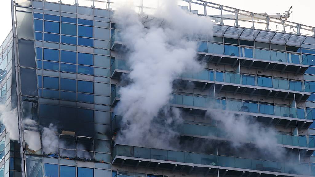 Brand in Londoner Hochhaus – Grosseinsatz der Feuerwehr