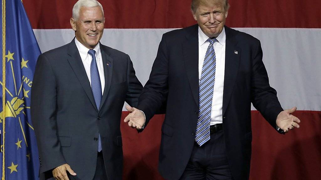 Donald Trump bei einem Auftritt mit einem der Favoriten für eine Kandidatur als sein Vizepräsident: Mike Pence, Gouverneur von Indiana.
