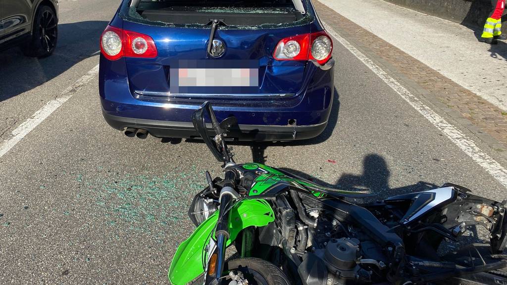 18-jähriger Töfffahrer prallt in Gretzenbach in ein Auto