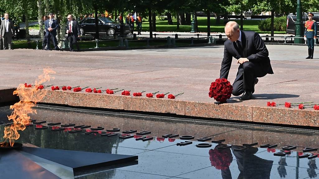 Wladimir Putin, Präsident von Russland, legt am 80. Jahrestag des Überfalls auf die Sowjetunion einen Blumenstrauss zum Gedenken an die Gefallenen des Zweiten Weltkriegs am Grabmal des unbekannten Soldaten nieder.