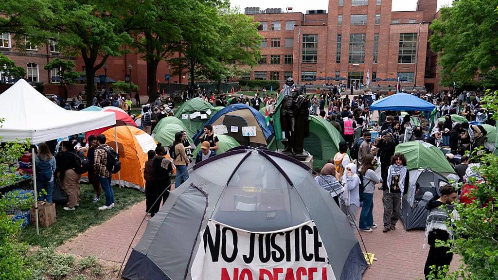 Studenten der George Washington University errichten Zelte auf dem Campus während einer pro-palästinensischen Demonstration gegen den Krieg zwischen Israel und Gaza. Foto: Jose Luis Magana/AP/dpa