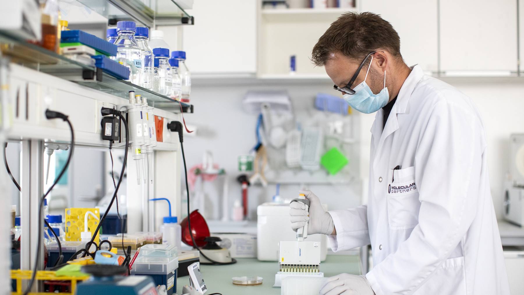 Marcel Walser, Teamleiter Covid-Projekt, bei der Anzucht einer Bakterienkultur im Labor von Molecular Partners , aufgenommen am Dienstag, 11. August 2020, in Schlieren.