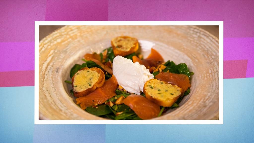 Vorspeise: Spinatsalat an Orangen-Mandel-Dressing mit Onsen Ei und Streifen von hausmariniertem Schweizer Saibling