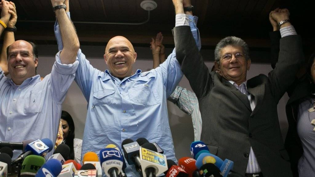 Henry Ramos (rechts) wird neuer Präsident der venezolanischen Nationalversammlung.
