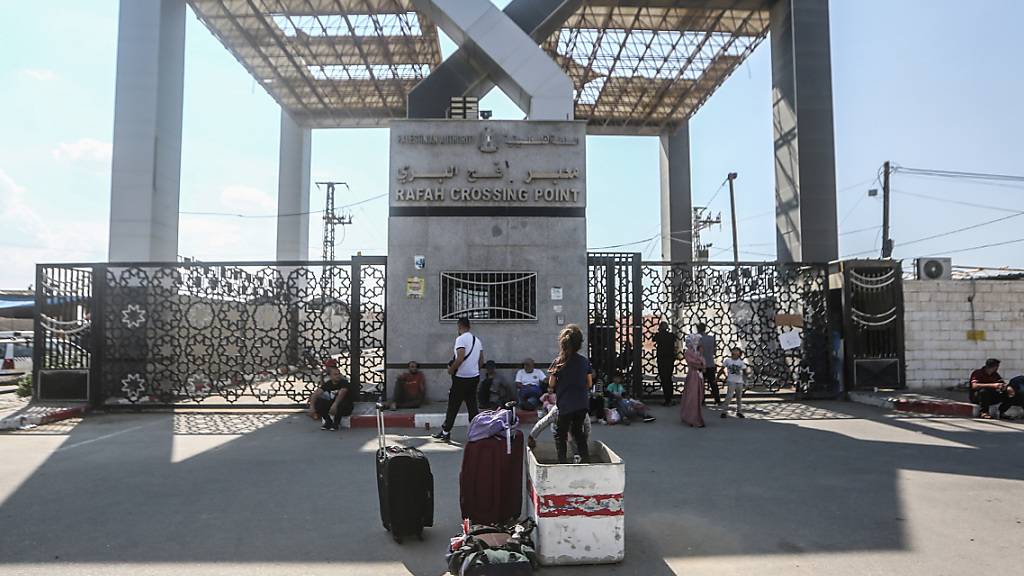 ARCHIV - Der Grenzübergang Rafah, wo Palästinenser auf Hilfe und eine mögliche Überfahrt nach Ägypten warten. Foto: Mohammed Talatene/dpa