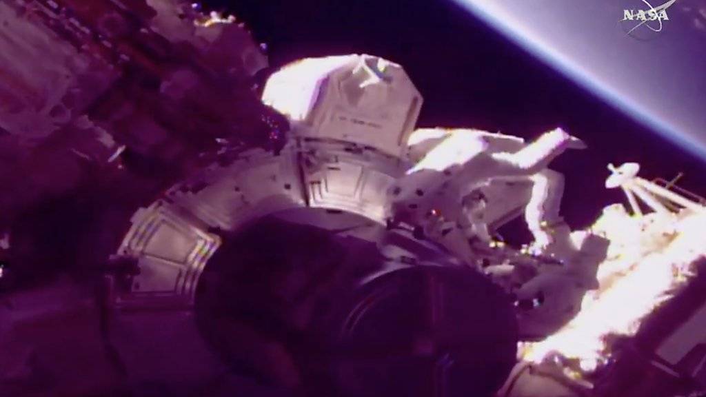 Die Astronauten Drew Feustel (r.) und Ricky Arnold sind beim Ausseneinsatz an der Raumstation ISS zugange.