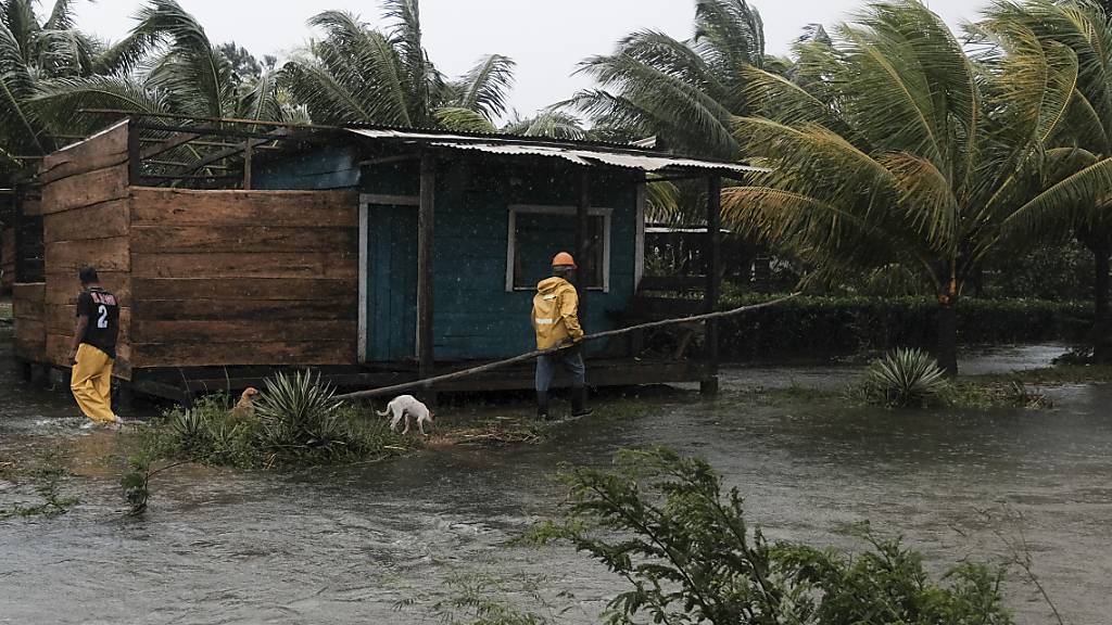 Mit großer Wucht ist Hurrikan «Eta» auf die Ostküste von Nicaragua getroffen. Der Wirbelsturm entwurzelte Bäume, deckte Dächer ab und ließ Flüsse über die Ufer treten. Foto: Carlos Herrera/AP/dpa