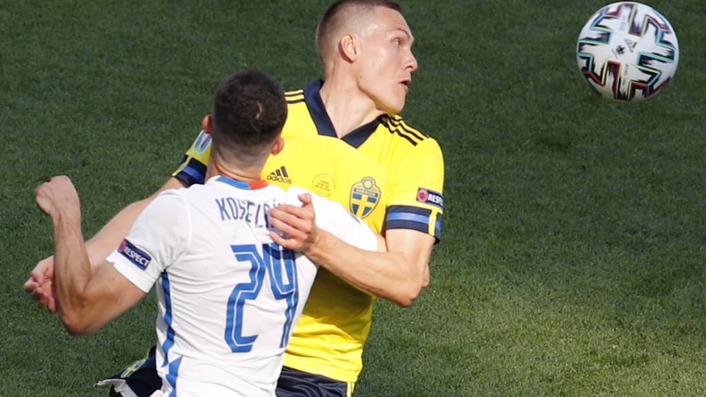 Schwedens Ludwig Augustinsson (rechts) gegen den Slowaken Martin Koscelnik